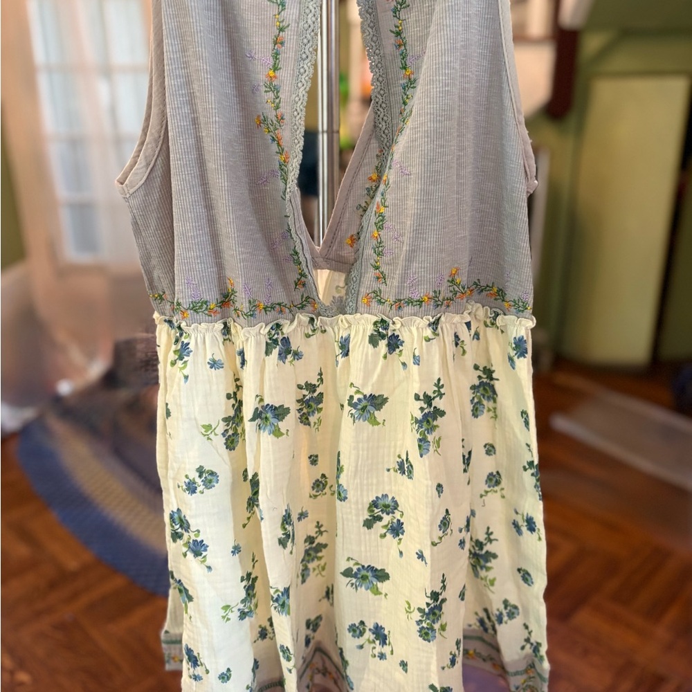 POL Gray Floral Embroidered Sleeveless V-Neck Babydoll Top Size Small NEW - Picture 3 of 10